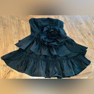 Kimchi Blue Illiana Strapless Rosette Mini Dress - size medium - NWOT - darling